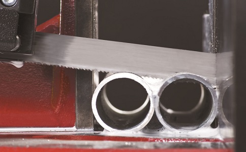 白沙锯切金属材料时出现卡带锯条原因以及处理方法？